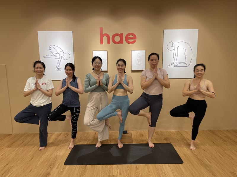 A mat yoga class group at Hae Studio (2 of 4)